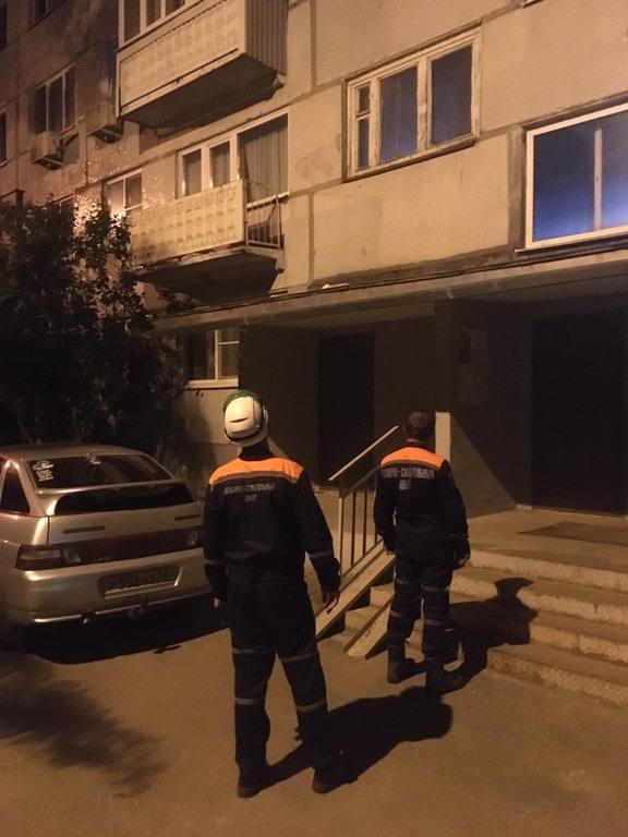 В Пензе с козырька многоэтажки сняли тело разбившегося насмерть молодого парня