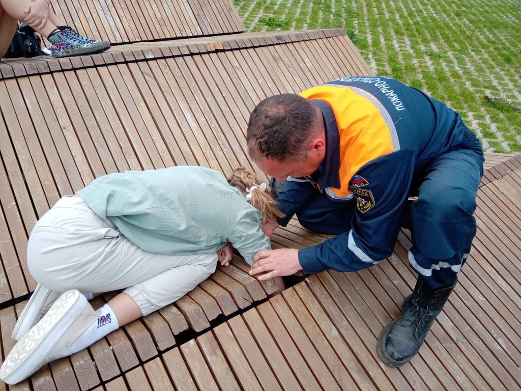 В Пензе на набережной Суры ребенок угодил в ловушку