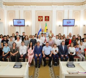 Валерий Лидин вручил паспорта 14-летним жителям Пензенской области