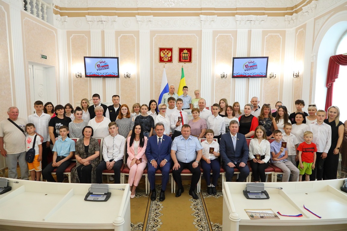 Валерий Лидин вручил паспорта 14-летним жителям Пензенской области
