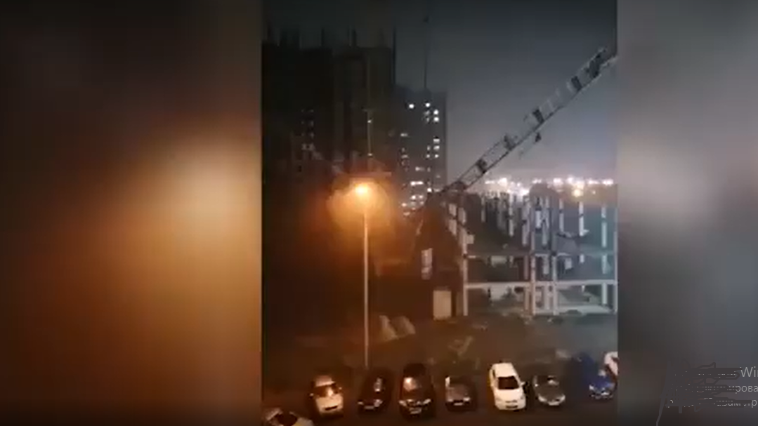 В Арбеково во врем грозы рухнул строительный кран, погиб один человек