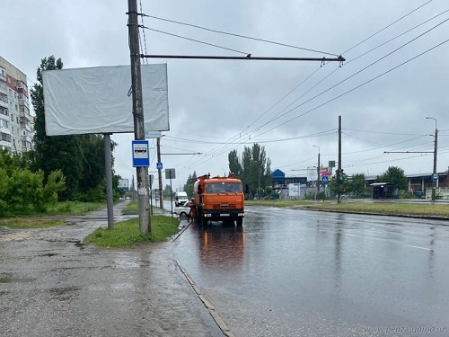 В Пензе прочищают ливневки и откачивают воду после дождя