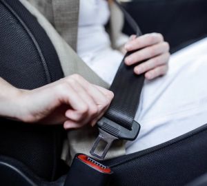 Автомобилистов штрафуют за ремень безопасности, пристегнутый не по правилам