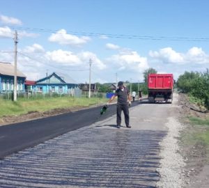Дорожники асфальтируют подъездной путь в село Долгоруково