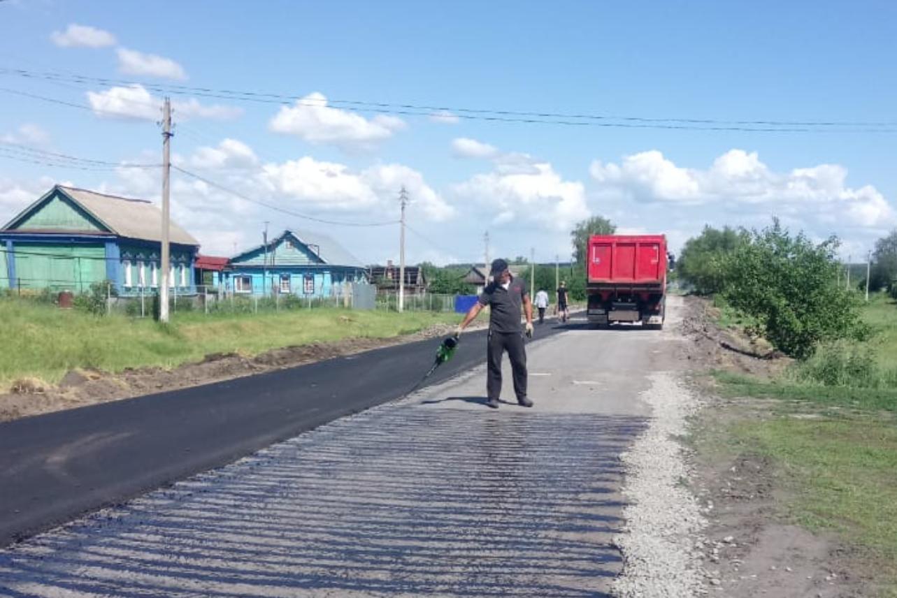 Дорожники асфальтируют подъездной путь в село Долгоруково