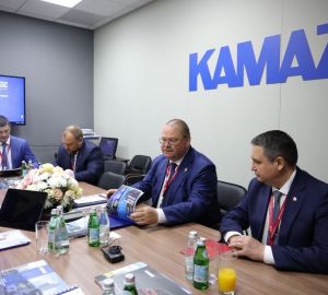 Мельниченко на ПМЭФ договорился о расширении сотрудничества с КАМАЗом