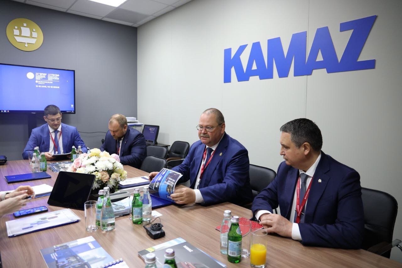 Мельниченко на ПМЭФ договорился о расширении сотрудничества с КАМАЗом