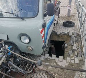 В Пензе на улице Терновского коммунальная техника угодила в яму