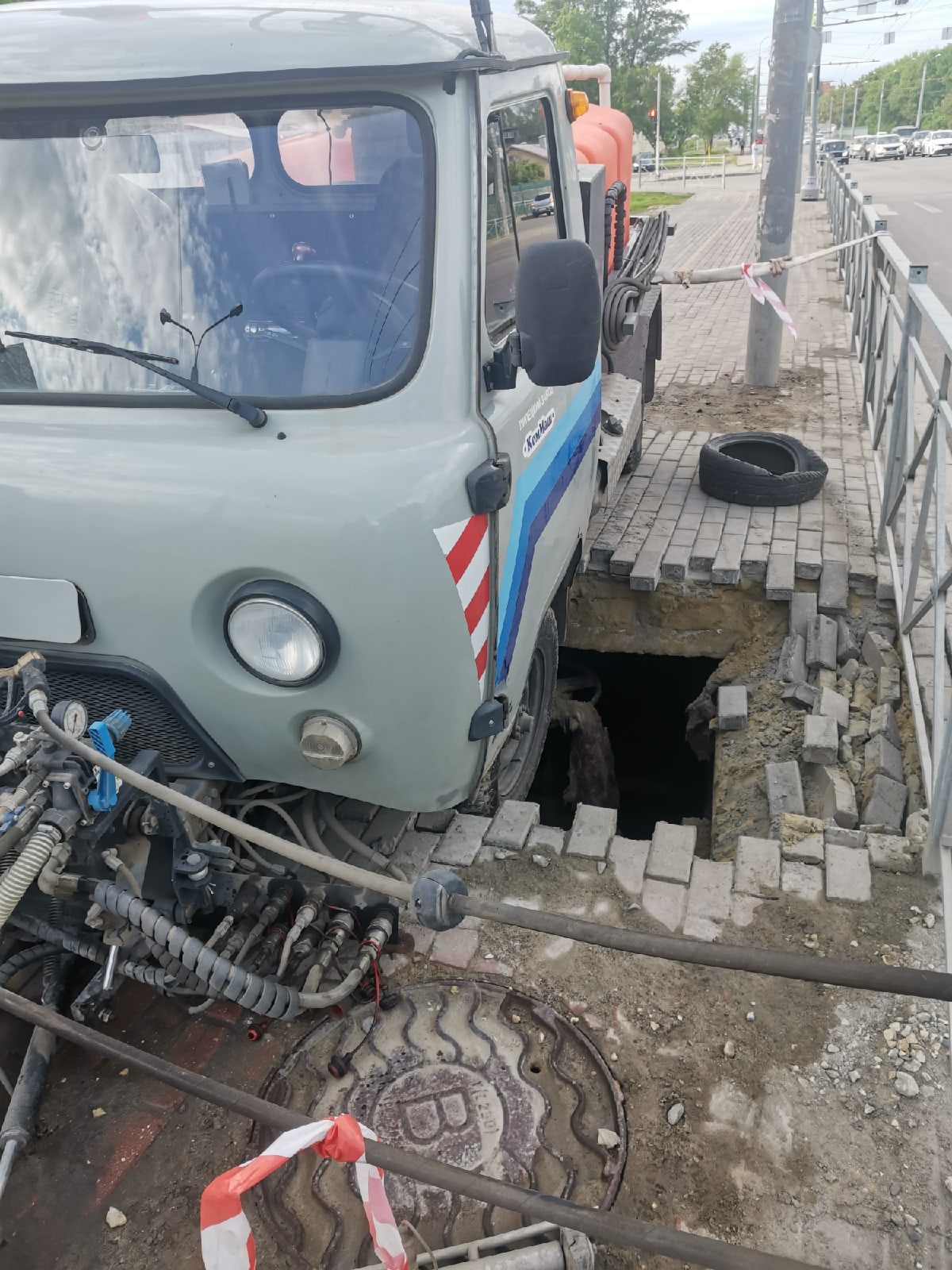 В Пензе на улице Терновского коммунальная техника угодила в яму