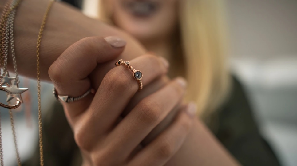 Мужчина выследил 44-летнюю жительницу Пензы и ограбил в подъезде