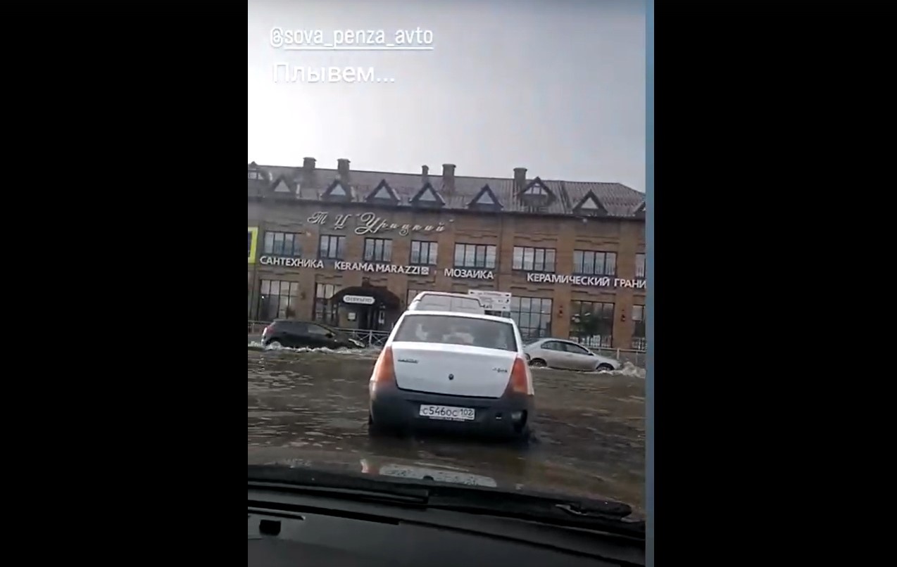 В Пензе ливень вновь затопил улицу Суворова