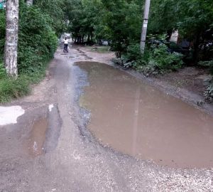 Жители проспекта Победы пожаловались на дорогу с гигантскими ямами