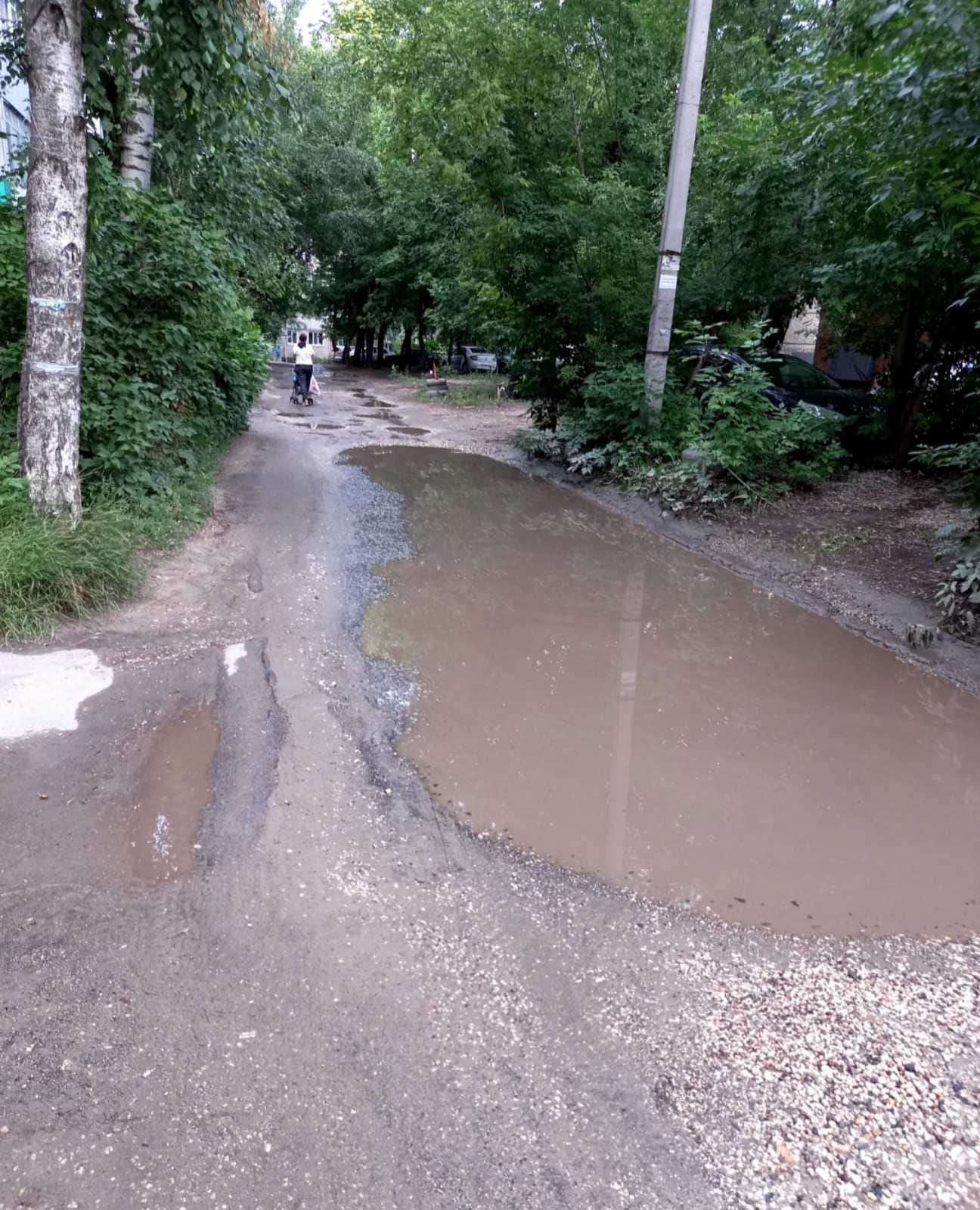 Жители проспекта Победы пожаловались на дорогу с гигантскими ямами
