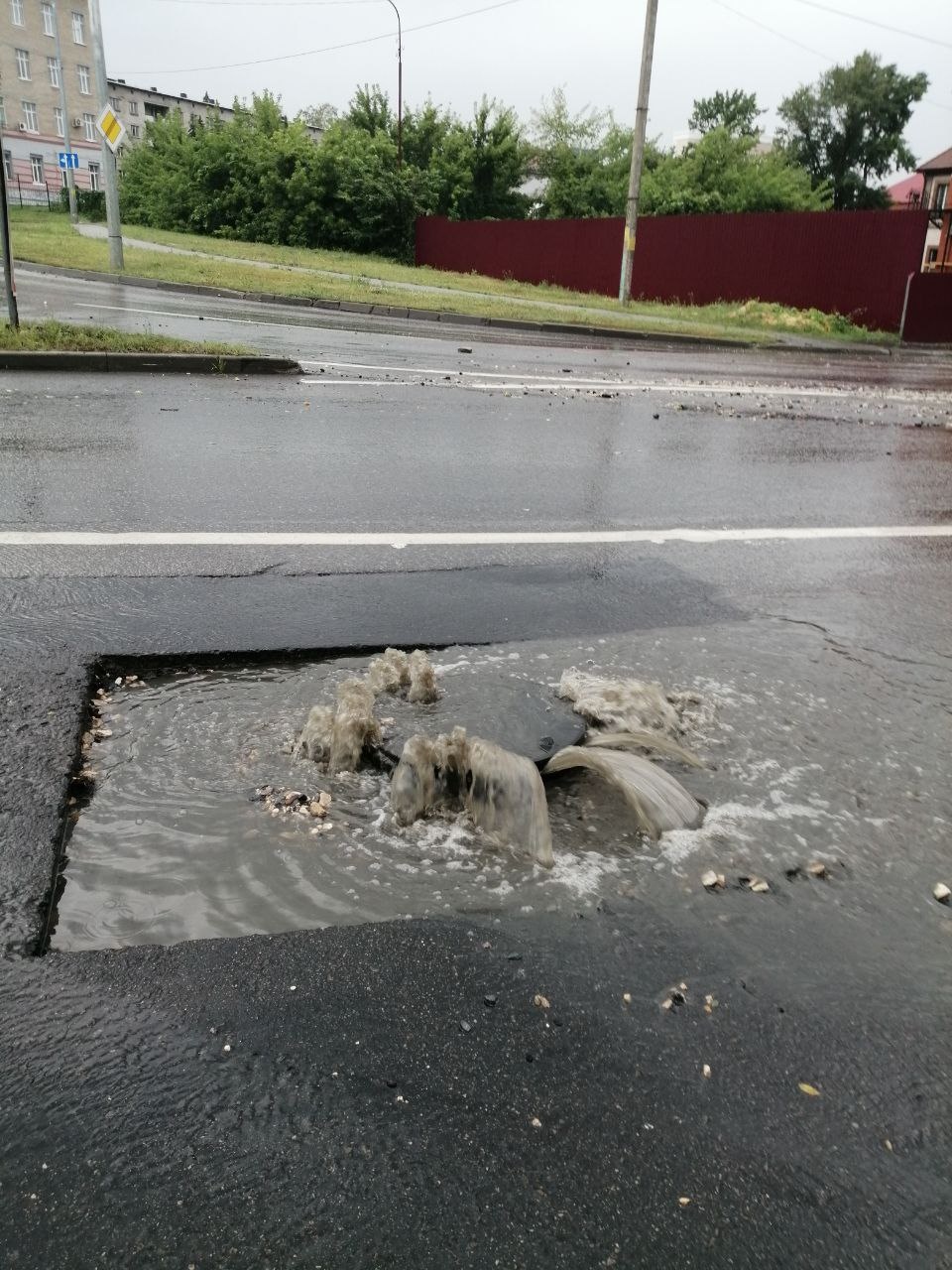 В Пензе после дождя на улице Урицкого прорвало канализацию