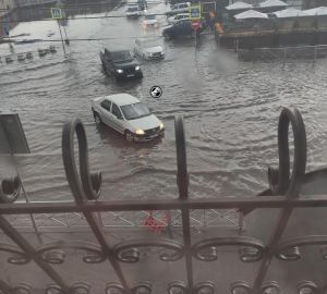 В Пензе на Суворова из-за дождя две машины угодили в колодец