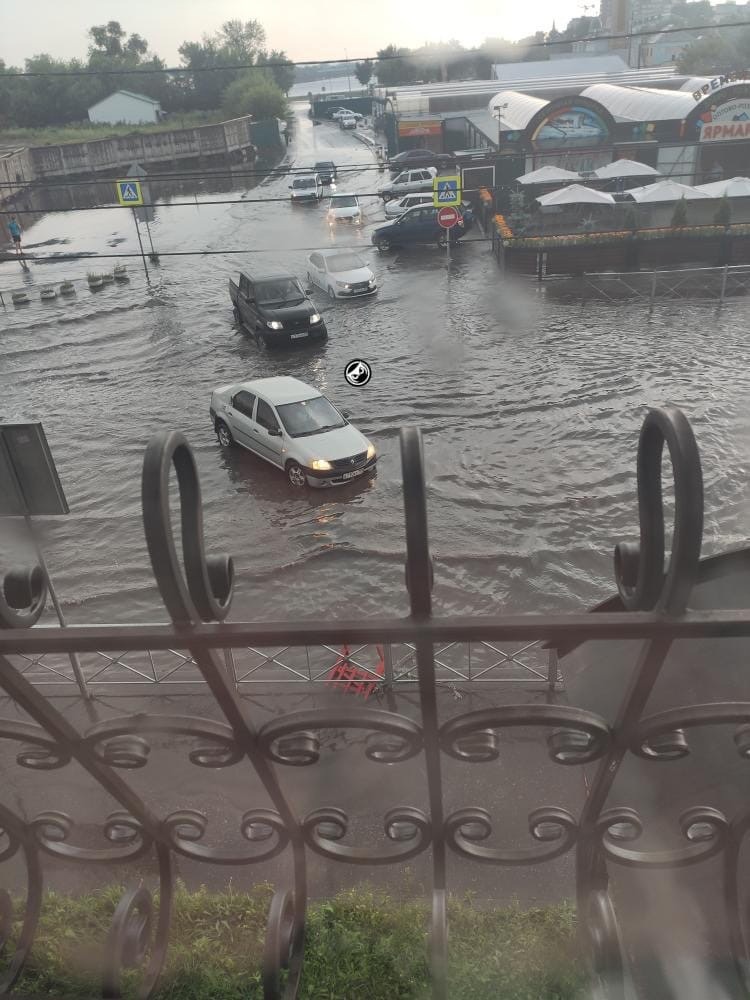 В Пензе на Суворова из-за дождя две машины угодили в колодец