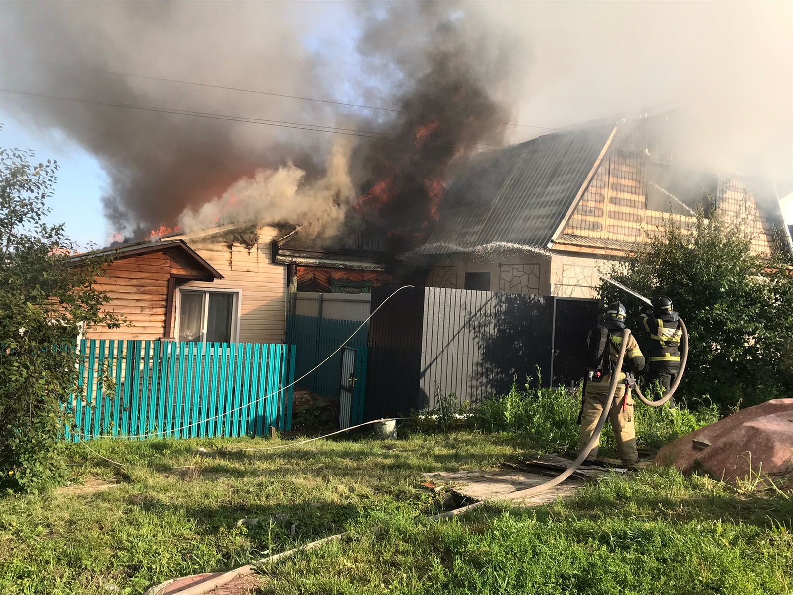 В Пензе на Мотоциклетной улице загорелся дом