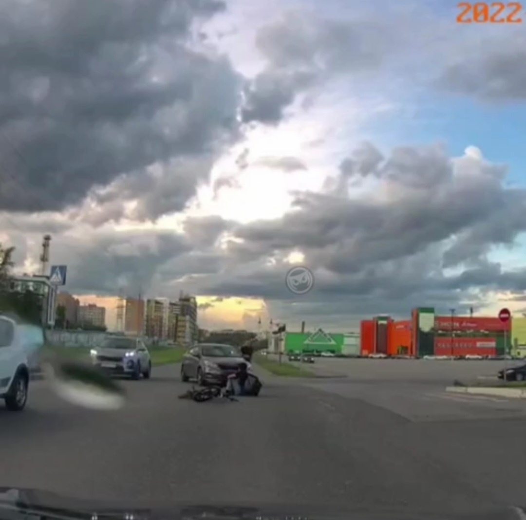 В Пензе у торгового центра сбили доставщика еды на велосипеде