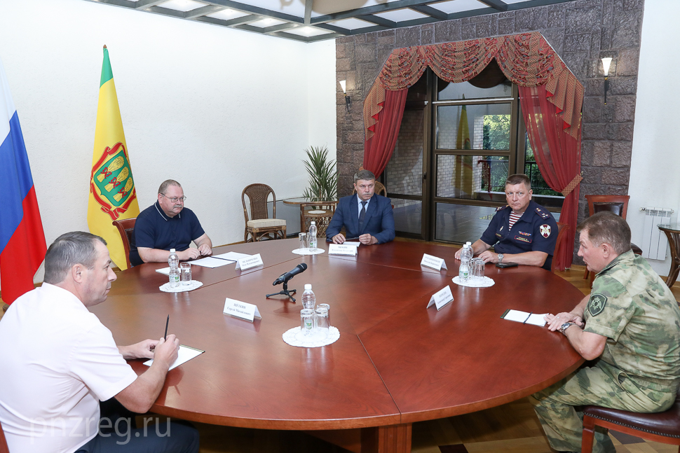 Олег Мельниченко отметил существенный вклад пензенских росгвардейцев в укрепление правопорядка