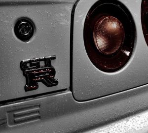 В Пензе разыскивают водителя, повредившего спорткар на Московской