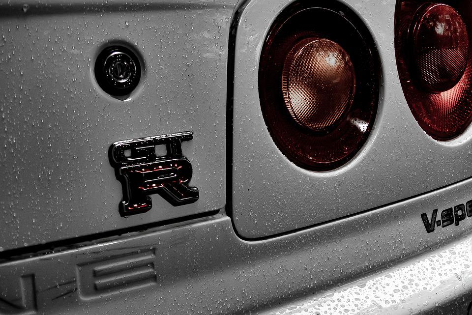 В Пензе разыскивают водителя, повредившего спорткар на Московской