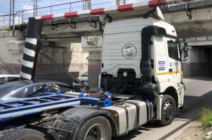 В Пензе очередной водитель не рассчитал габариты фуры и застрял под Бакунинским мостом