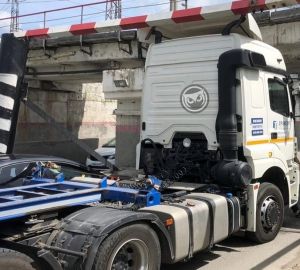 В Пензе очередной водитель не рассчитал габариты фуры и застрял под Бакунинским мостом