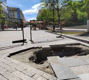 В Пензе на улице Московской не спешат заделывать гигантский провал