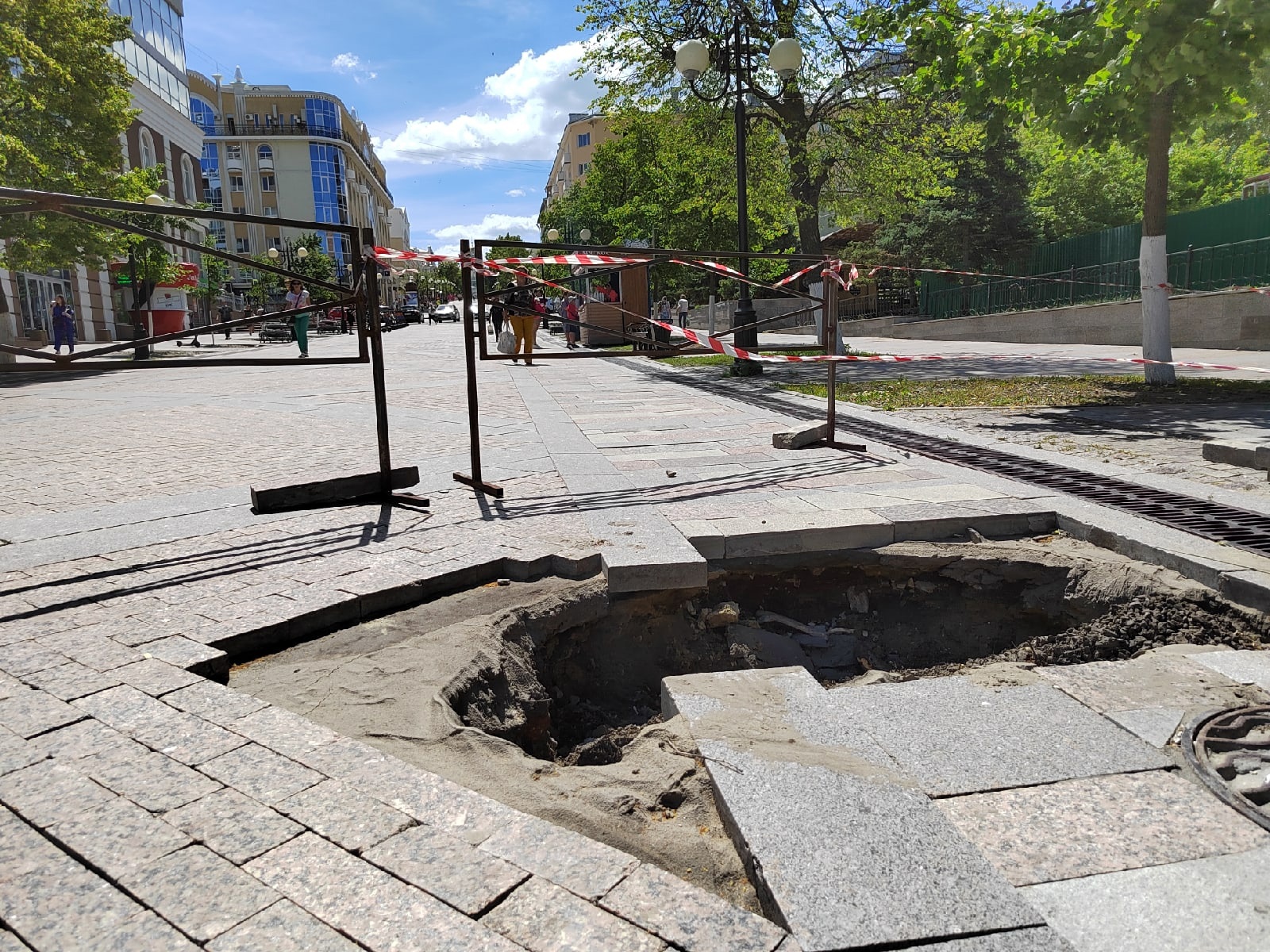 В Пензе на улице Московской не спешат заделывать гигантский провал