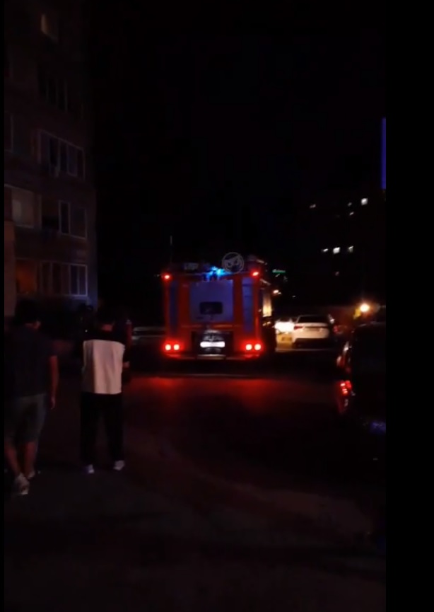 В МЧС рассказали, почему на проспекте Строителей появились пожарные машины