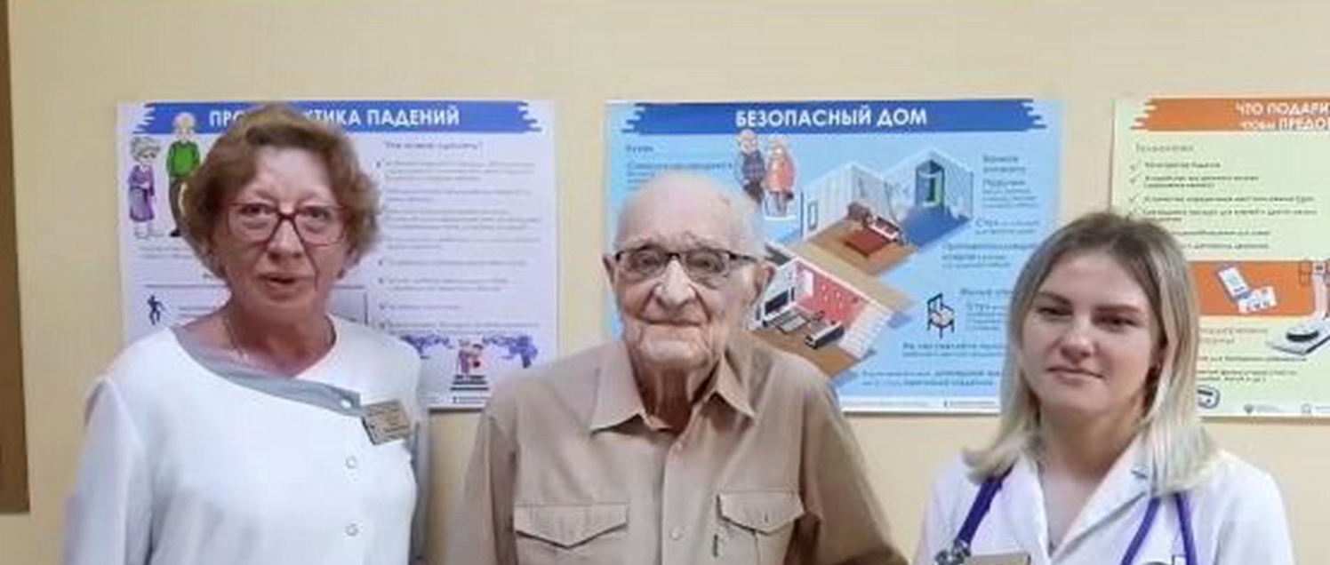 В Пензе 101-летнему пациенту помогли пройти реабилитацию после коронавируса