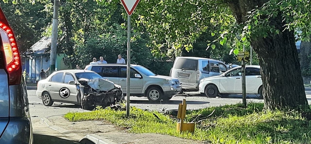 На Южной поляне в Пензе произошло ДТП с четырьмя автомобилями