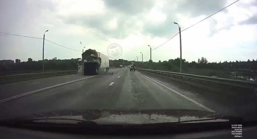 Легковушка всмятку: момент ДТП на М5 попал на камеру видеорегистратора