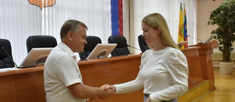 В Пензе детям-сиротам вручили 37 ключей от новых квартир