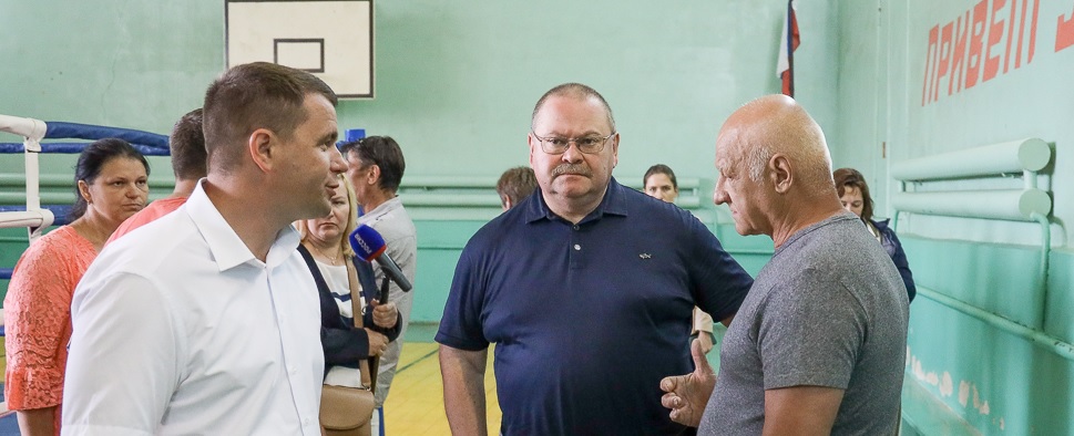 В Камешкирском районе по поручению Олега Мельниченко отремонтируют спортшколу и детский сад