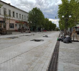 Житель Пензы пожаловался на машины, разъезжающие по верхней части Московской улицы