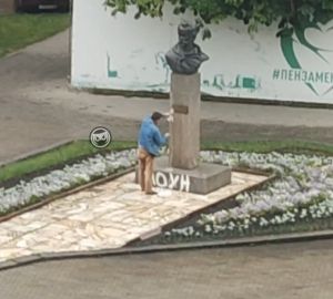 Полиция ищет мужчину, разрисовавшего памятник Денису Давыдову в Пензе