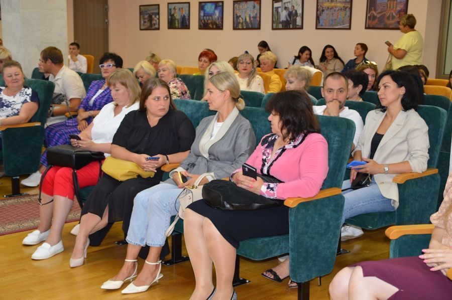 Сотрудников ГК «Дионис» наградили в мэрии накануне Дня работника торговли