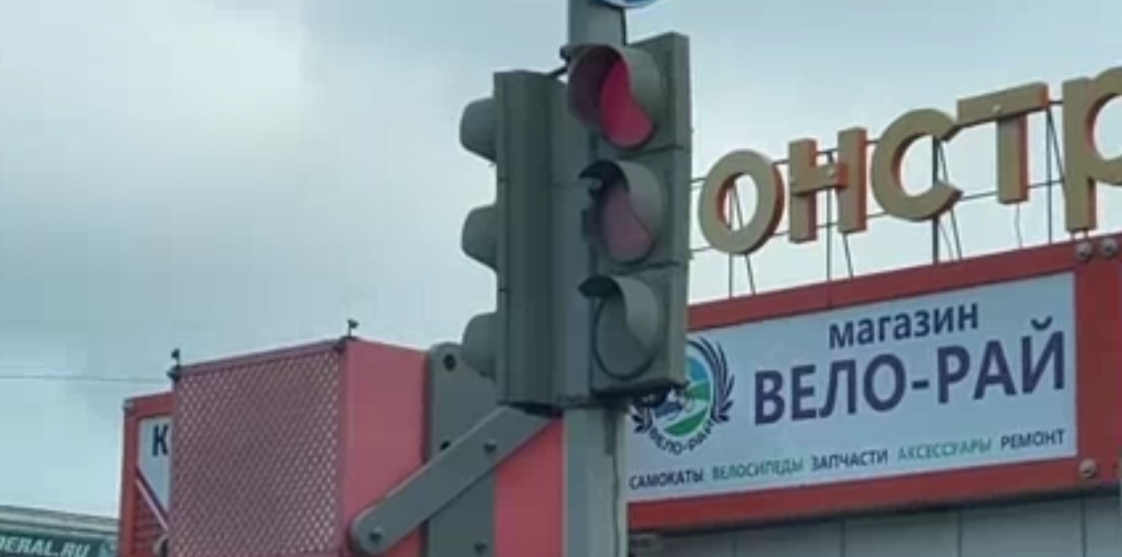 На улице Измайлова в Пензе автомобилисты заметили странный светофор