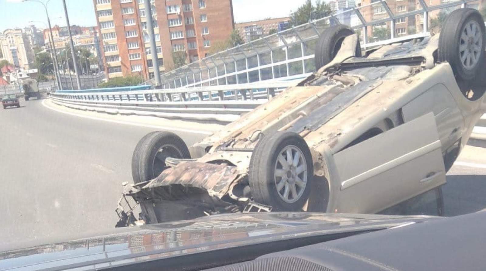 Стало известно о пострадавшем в ДТП с перевернутой легковушкой на Измайловском путепроводе