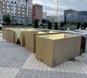 В Пензе во время разгула стихии опрокинулся арт-объект возле филармонии