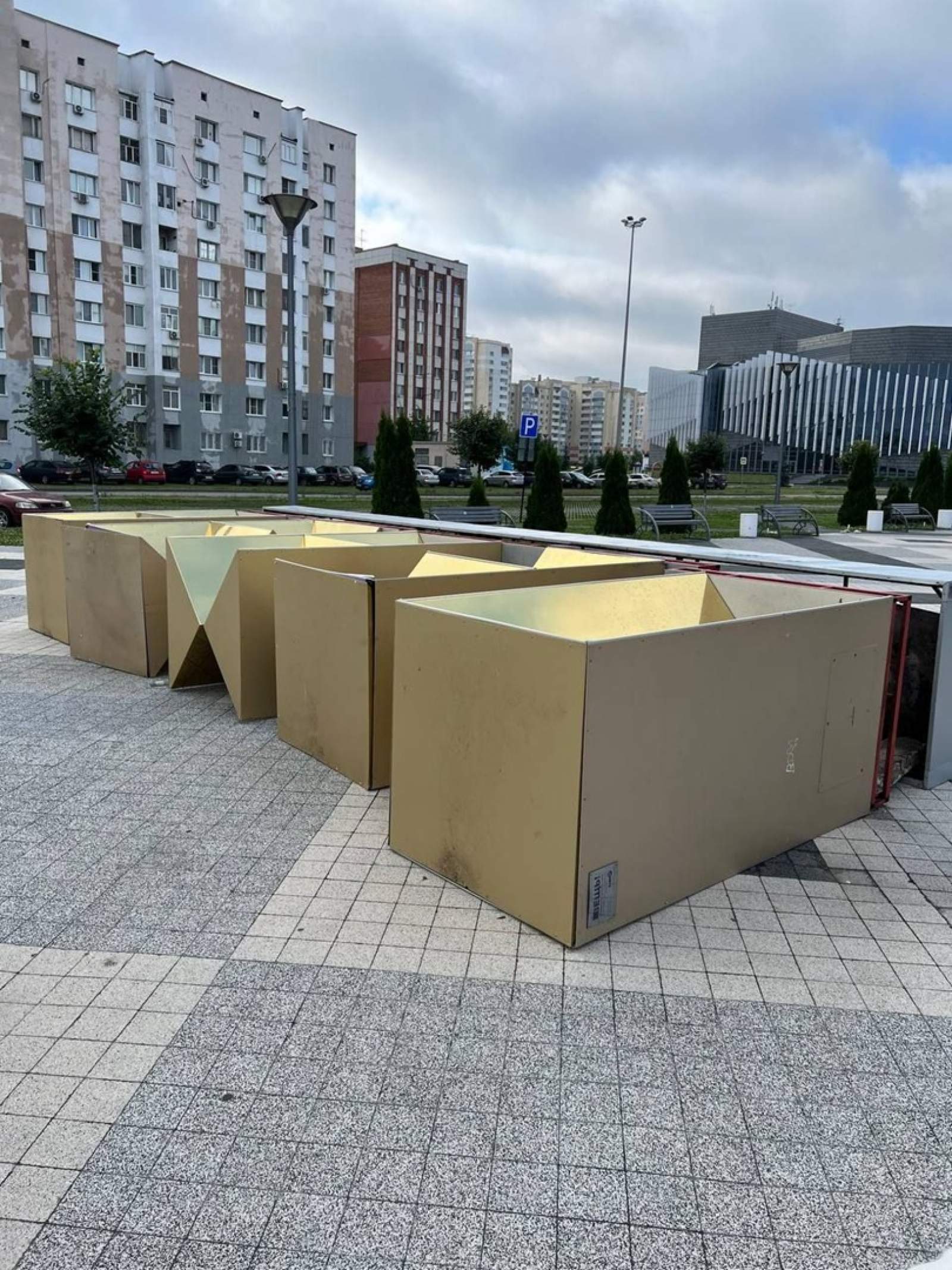 В Пензе во время разгула стихии опрокинулся арт-объект возле филармонии