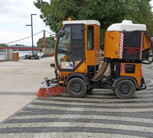 Суру на центральной набережной областного центра расчистили от мусора и водорослей