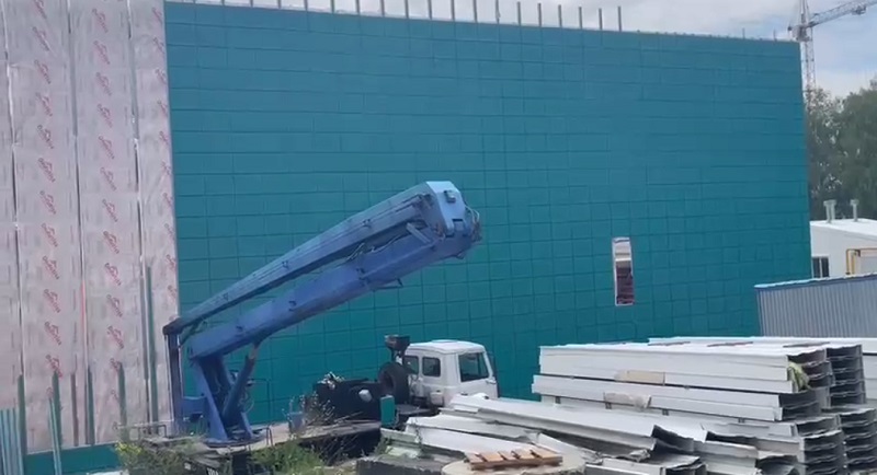 Олег Ягов рассказал, что при строительстве ледового катка в Арбеково произошел сбой в фасадной части