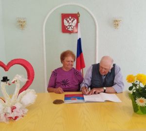 В Пензенской области «золотым юбилярам» вручили выплату по пять тысяч рублей