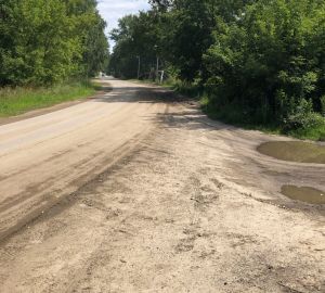 Жителям Ахун придется ждать уборки улицы до середины августа