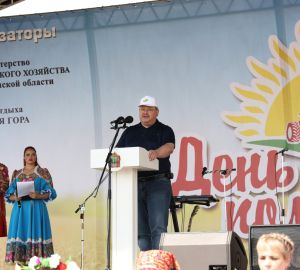 Олег Мельниченко открыл выставку «День поля» в Каменском районе