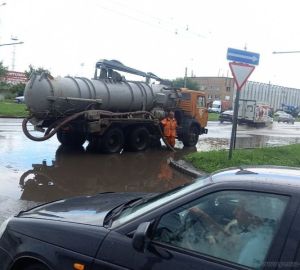 В Пензе коммунальщики начали откачивать воду с затопленных улиц
