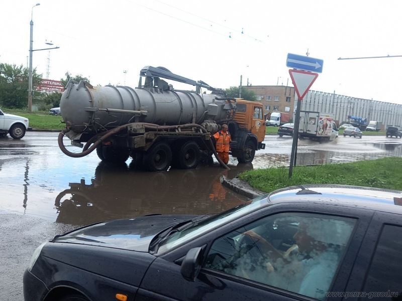 В Пензе коммунальщики начали откачивать воду с затопленных улиц