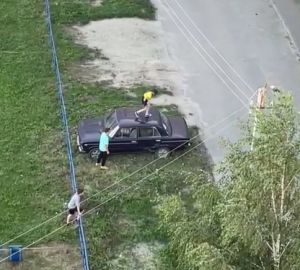 В Терновке ребёнок пробежался по крыше автомобиля и спрыгнул на капот